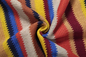 Détail macro du tissu en maille rayé multicolore avec texture douce et mailles vives