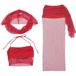 Detailansicht des roten dreiteiligen Mesh-Sets mit Cut-Out Halter-Top und passendem Minirock