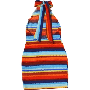 Détail d'une robe dos nu à rayures colorées avec des motifs horizontaux vifs