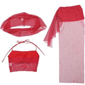Detailansicht eines roten Pailletten-Netz-Dreiteilers mit Halter-Top und Minirock