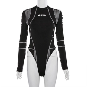 Detail eines schwarzen langärmeligen Netz-Bodysuits mit Kontrastnähten und KL ALIEN Text