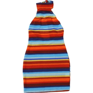 Détail du tissu en maille rayée colorée sur une robe moulante sexy dos nu à licou