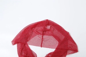 Detailansicht der leuchtend roten Mesh-Stoffstruktur des Neckholder-Tops mit Etikett S