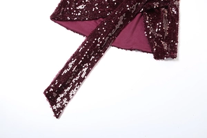 Détail de sequins rouge vin avec doublure en satin lisse sur une robe de soirée chic
