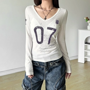 Eng anliegendes weißes Langarm-T-Shirt mit V-Ausschnitt und Fallen Angel Aufdruck