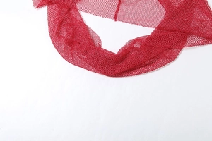 Detailaufnahme von rotem Netzstoff mit atmungsaktiver, hohl gestrickter Textur