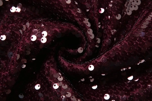 Macro de paillettes bordeaux scintillantes sur tissu mesh pour robe de soirée