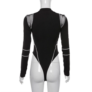 Rückansicht eines schwarzen Langarm-Bodysuits mit weißen Kontrastnähten und Mesh-Einsätzen