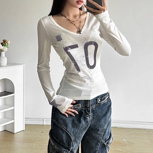 Damen V-Ausschnitt Langarmshirt in Weiß mit Fallen Angel Print und schmaler Passform