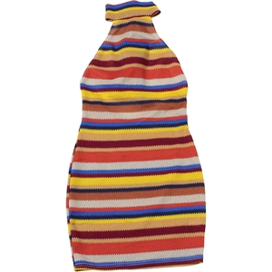 Détail du motif à rayures colorées sur une robe d'été moulante à col licou en maille