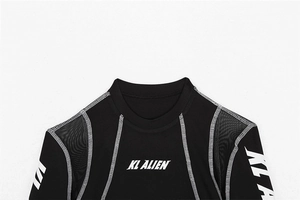 Detail des schwarzen Langarm-Bodys mit weißen Kontrastnähten, Netz-Einsätzen und KL ALIEN Logo