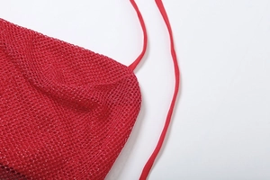 Detail-Makroansicht von rotem Netzgewebe und Kordelzug an einem schmalen Cut-out-Set