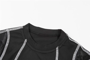 Detail von Rundhalsausschnitt und Netzeinsätzen mit weißen Kontrastnähten an schwarzem Body