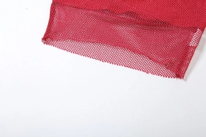 Detailaufnahme des roten Hohlnetzgewebes mit Fokus auf die atmungsaktive Strickstruktur