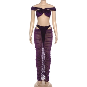 Details des gerafften lila Netzrocks und Samt-Bandeau-Tops mit hoher Taille