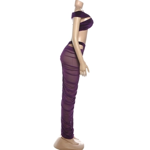 Detailansicht aus lila Samt-Bustier und gerafftem Maxirock aus transparentem Mesh
