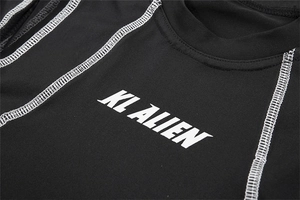 Detail eines schwarzen Mesh-Bodys mit weißen Kontrastnähten und KL ALIEN Grafik-Print