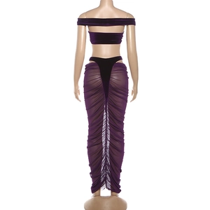 Detailansicht der Rückseite: Lila Samt-Bandeau und Fishtail-Rock mit Netzeinsätzen