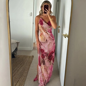 Détail du col bénitier et motif fleuri orchidée sur une robe licou en satin