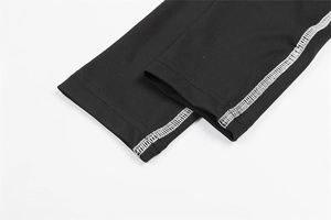 Detail von schwarzem Strickstoff mit weißen Kontrastnähten in Flachnaht-Optik