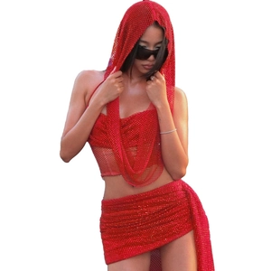 Detail der roten Pailletten-Netzware an Neckholder-Top und engem Minirock-Set