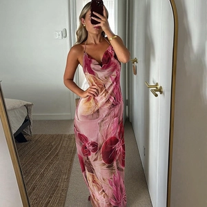 Détail d'une robe maxi fleurie avec licou, décolleté drapé et tissu léger de qualité