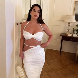 Detailansicht des weißen Mesh-Rock-Sets mit elegantem Perlenbesatz und Taillenausschnitt