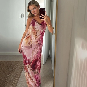 Robe longue fleurie à col bénitier avec dos nu et fente latérale pour un look d'été chic