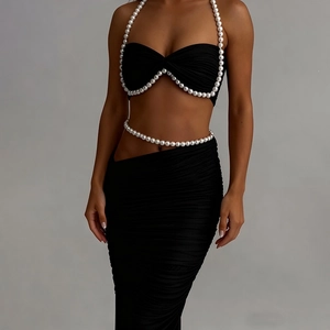 Detail der eleganten schwarzen Perlenketten am Cropped Top und engem Bodycon Rock