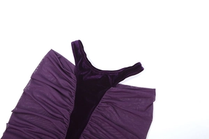 Detail eines dunkelvioletten Samt-Bodysuits mit transparenten Netznähten und Plissee-Effekt