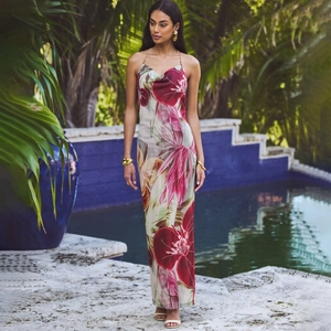Détail d'une robe dos nu licou à imprimé tropical avec fente haute sur la jambe