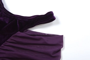 Detail aus dunkelviolettem Samt mit Falten-Mesh-Stoff an einem sexy Partykleid