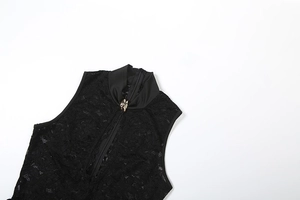 Gros plan sur tissu en dentelle noire avec motifs floraux et boucle en métal doré détail
