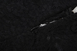 Gros plan détaillé d'une fermeture éclair invisible sur un tissu en dentelle noire