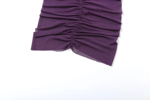 Detailaufnahme von dunkelviolettem Mesh-Gewebe mit geraffter Textur und zentraler Naht