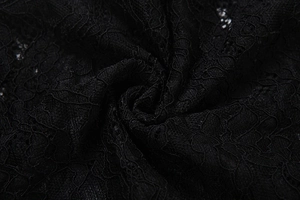 Gros plan sur le tissu en dentelle noire avec des motifs de crochet floraux et découpes
