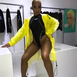 Damen Netz-Body mit hohem Beinausschnitt und neon-gelber Kapuzenjacke in Langform