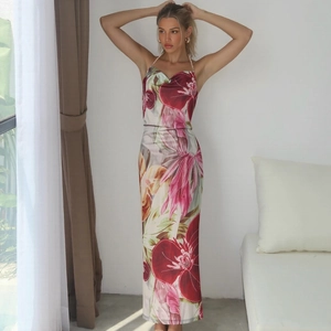 Détail de la robe longue fleurie à licou avec encolure drapée élégante et lien dans le dos