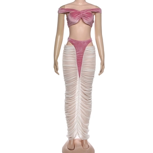 Detail von rosa Samt-Crop-Top und weißem, transparentem Mesh-Maxirock-Set