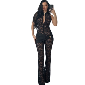 Combinaison sexy en dentelle noire sans manches avec col licou et jambes évasées pour femmes