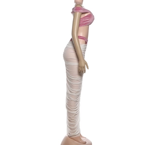 Detail von rosa Samt-Bandeau-Top und weißem, gerafftem Mesh-Maxirock auf einer Schaufensterpuppe