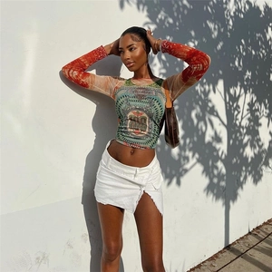 Detail eines eng anliegenden Netzhirtes mit Vintage-Grafikdruck und langen Ärmeln
