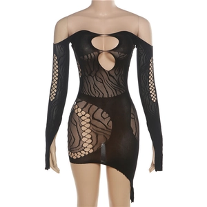 Détail de body en dentelle noire avec découpes sexy et motifs de maille texturés
