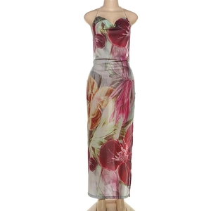 Détails de la robe dos nu à imprimé floral tropical et élégante coupe fendue française