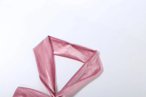 Detailaufnahme des rosa Samtstoffs mit weicher Textur und hochwertigen Nahtdetails