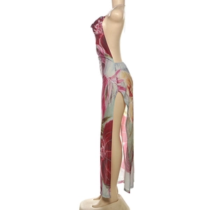 Vue latérale de la robe longue dos nu avec imprimé floral et fente latérale haute