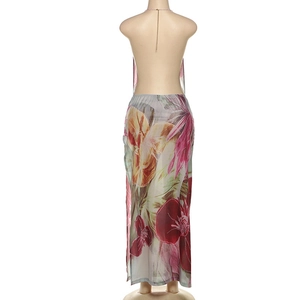 Détail de la robe longue dos nu à fleurs avec imprimé tropical et chaîne licou dorée