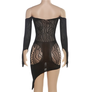 Détail d'une robe en résille noire avec ourlet asymétrique et manches amovibles