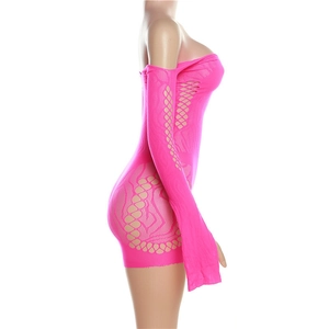 Détail de la robe moulante rose fuchsia avec maille ajourée et manches longues