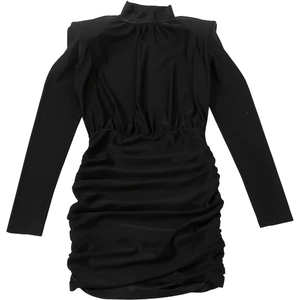 Detalle del vestido corto negro fruncido con cuello alto y mangas largas ajustadas